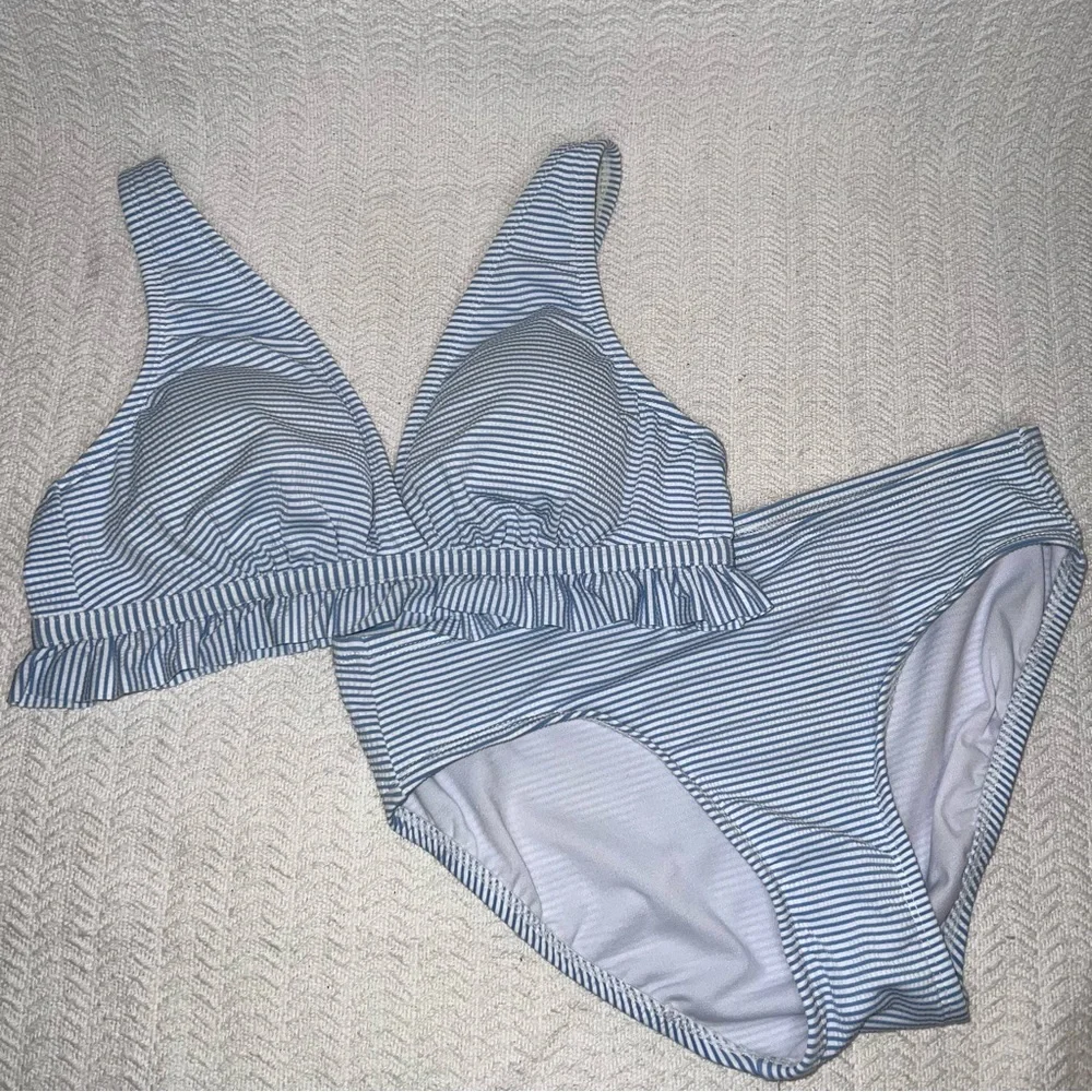 crown & ivy / light blue and white striped ruffled seersucker bikini size small - Picture 1 of 8